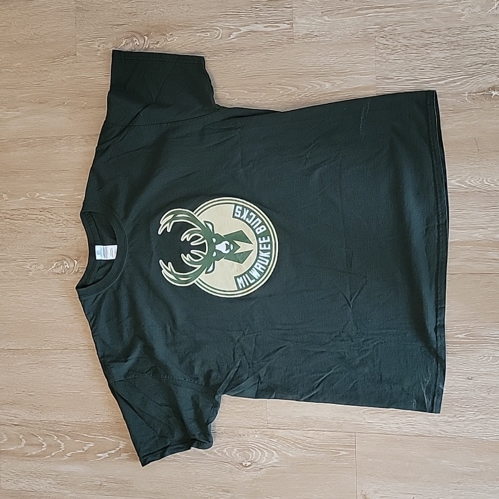 Milwaukee Bucks men's Tshirt Size Extra Large